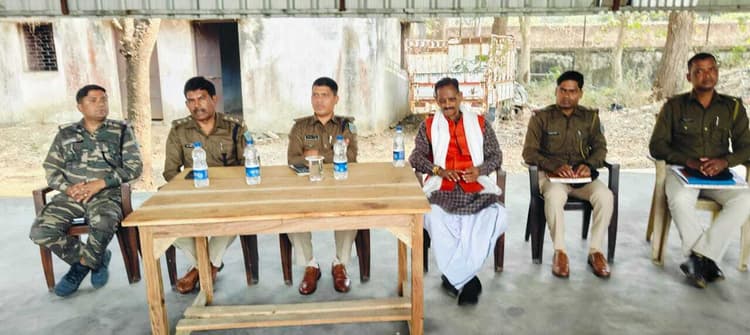 Giridih News: चोरी की बढ़तीं घटनाओं को ले पुलिस ने व्यवसायियों के साथ की बैठक