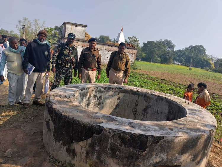 मोबाइल चलाते-चलाते असंतुलित होकर कुएं में गिरने से एक व्यक्ति की मौत