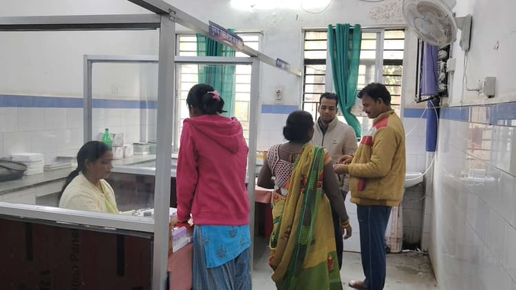 सदर अस्पताल के सेंट्रल पैथोलॉजी की मशीन चार दिनों से खराब