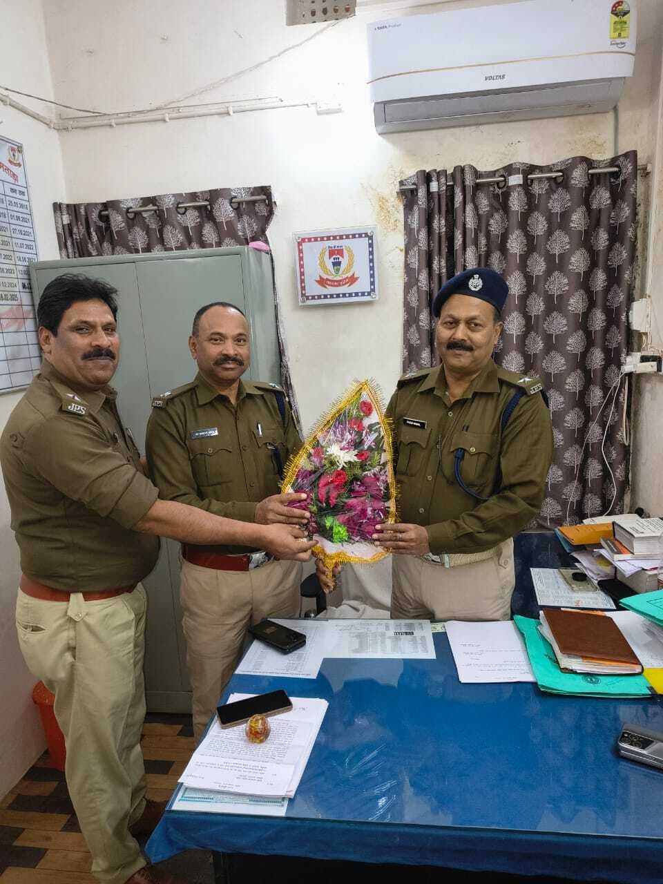 जिले में आठ पुलिस इंस्पेक्टर किये गये इधर से उधर