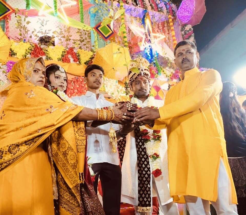 फुलवरिया में दहेज-मुक्त विवाह बना मिसाल, पौधे देकर किया एक-दूसरे का स्वागत