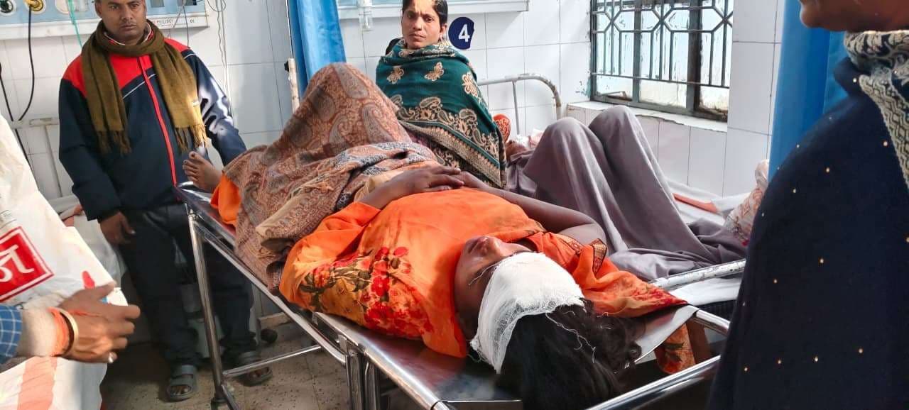 सड़क पार कर रही महिला को ट्रक ने मारा धक्का, गंभीर