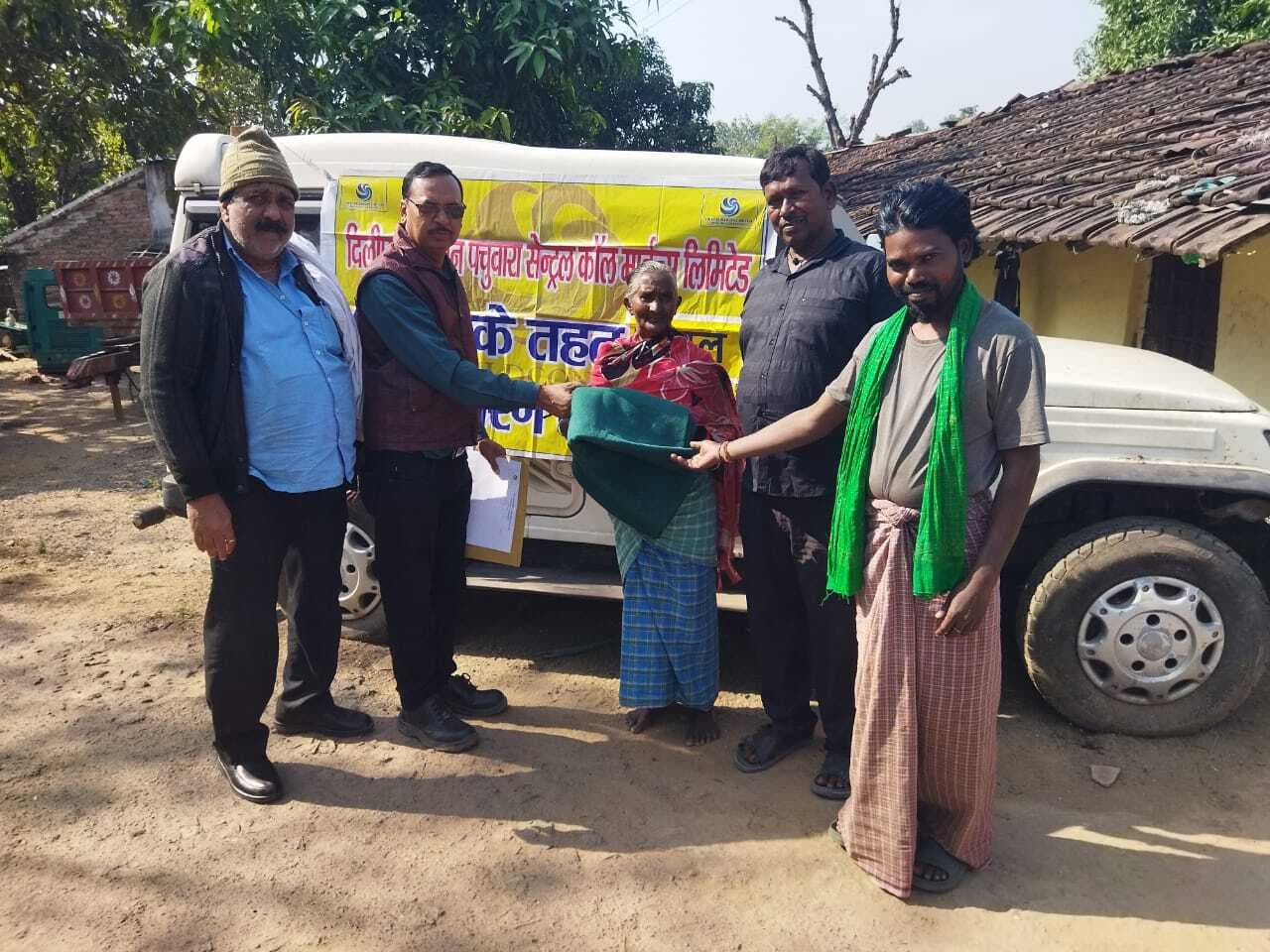 डीबीएल कंपनी ने बुजुर्गों के बीच किया कंबल का वितरण