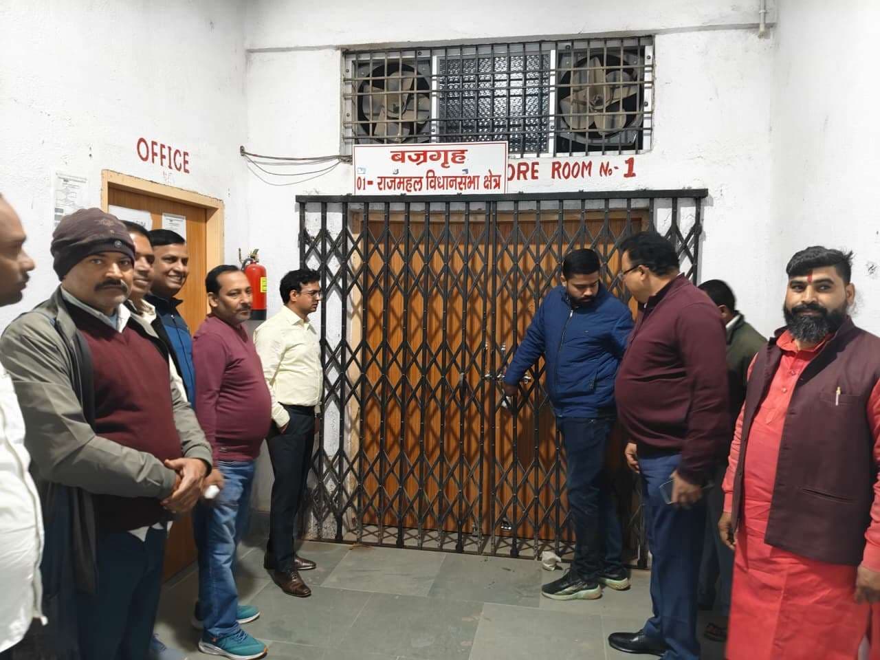 डीसी ने किया इवीएम वेयरहाउस का मासिक निरीक्षण