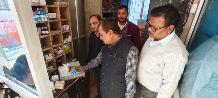 बीडीओ ने कस्तूरबा में छात्राओं की उपस्थिति की जांच की