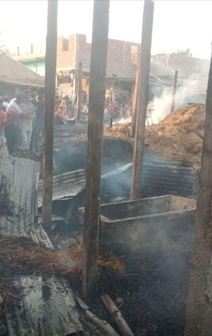 आग से एक दर्जन लोगों के घर जले