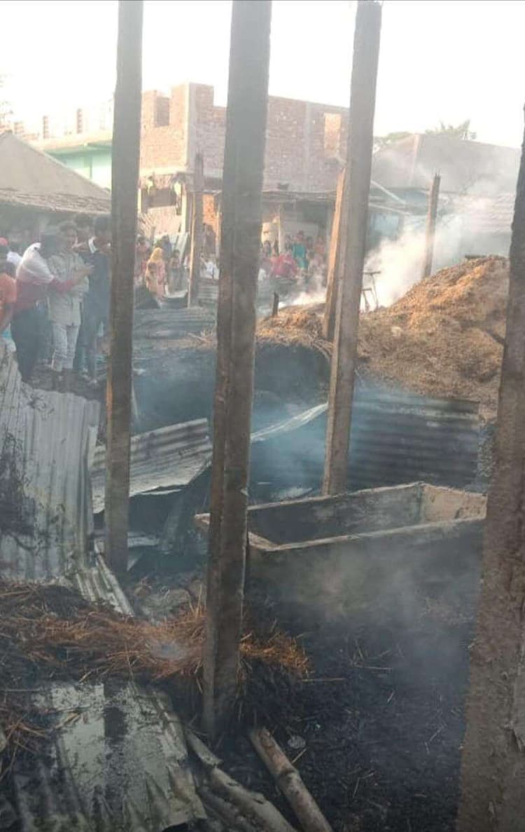 आग से एक दर्जन लोगों के घर जले