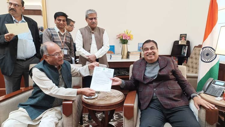 दुर्घटना संभावित बन चुकी है यह सड़क