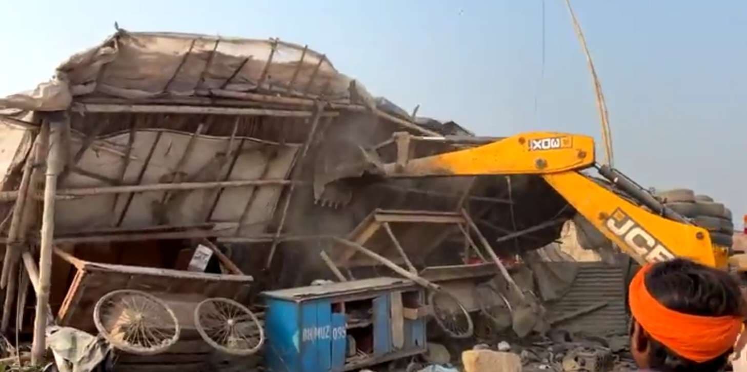 hajipur news. एनएच किनारे चला बुलडोजर, हटायी गयीं कई अवैध दुकान