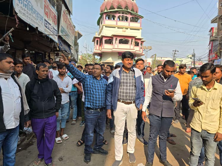 hajipur news. गांधी चौक से गुदरी बाजार तक चला अतिक्रमण हटाओ अभियान, दो हिरासत में