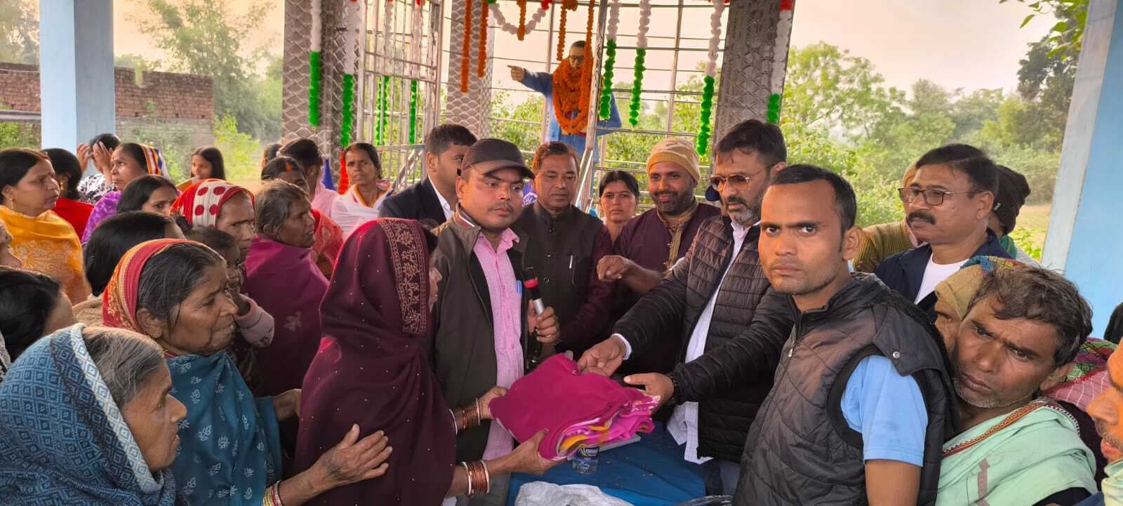 डॉ आंबेडकर की पुण्यतिथि पर कंबल वितरित