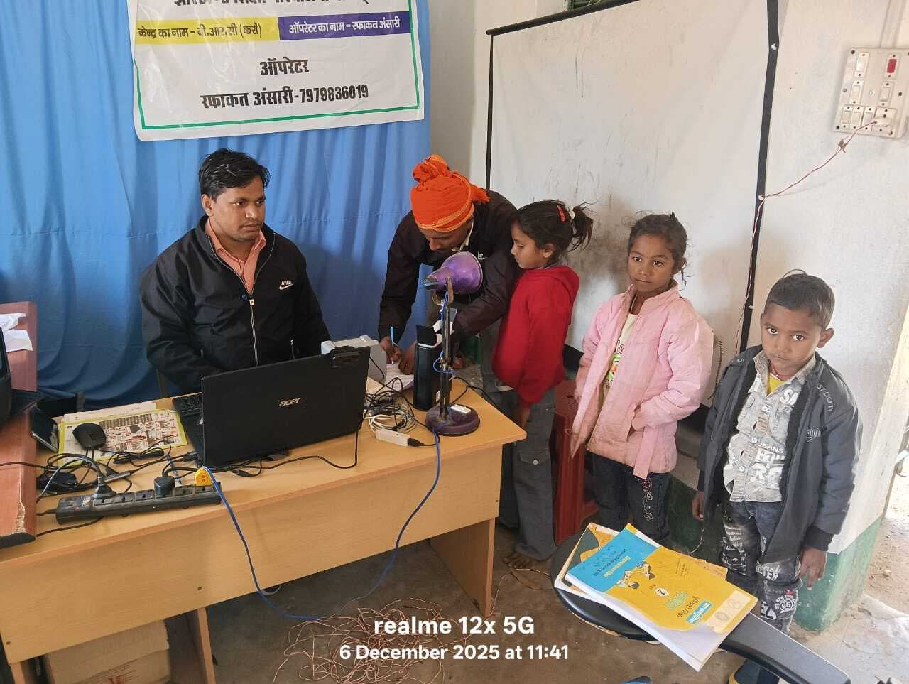 आधार ऑपरेटरों को साल भर से नहीं मिला मानदेय