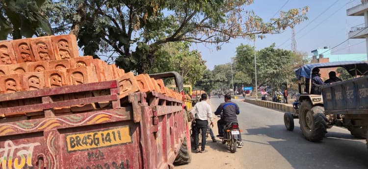 शहर में बेखौफ चल रहा मुख्य सड़क के किनारे ईंट, बालू व गिट्टी का कारोबार