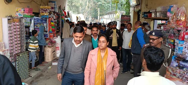 रामगढ़ में अतिक्रमण हटाओ अभियान के दौरान इओ ने 13490 रुपये वसूला जुर्माना