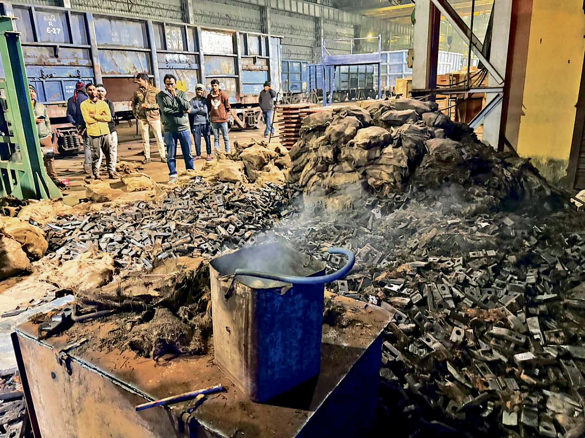 Rourkela News: रेलवे कैरेज एंड वैगन विभाग के आरओएच सेक्शन में लगी आग, कर्मचारियों की सूझबूझ से बड़ा हादसा टला
