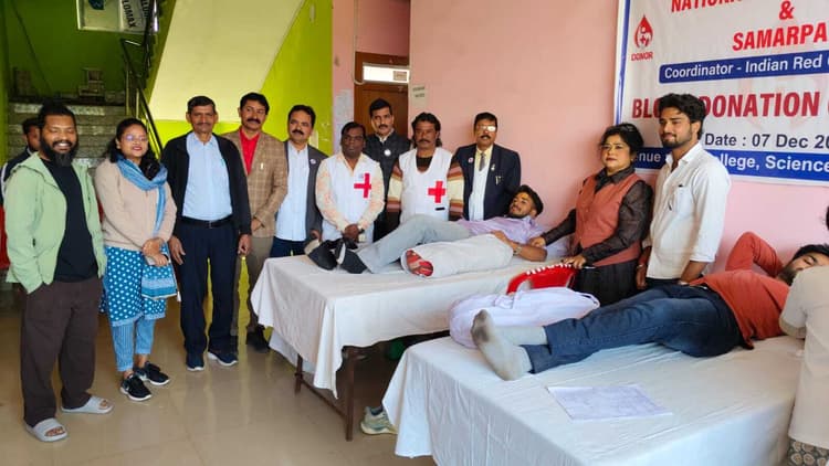 समर्पण व एनएसएस के शिविर में  16 लोगों ने किया रक्तदान
