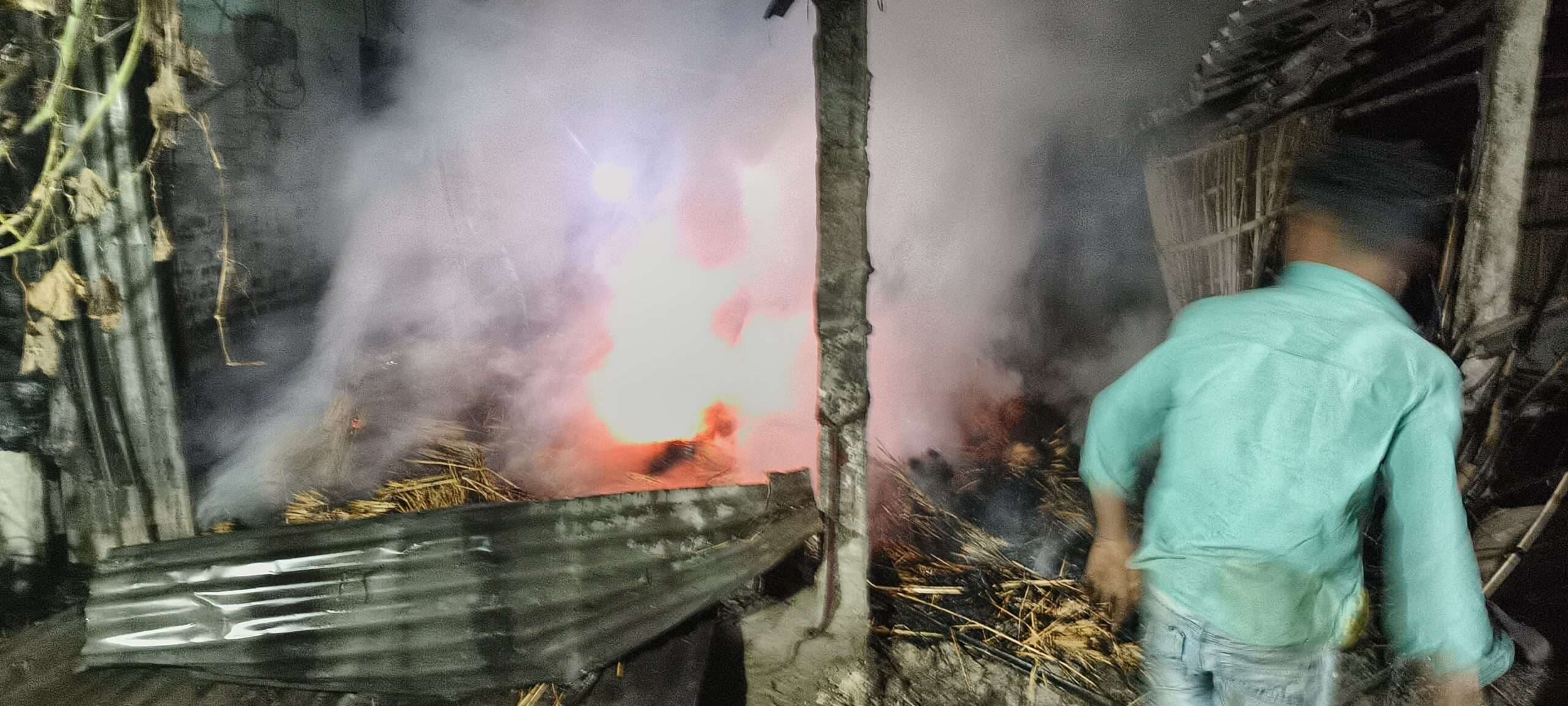 कोलासी गांव में देर रात पुआल के ढेर में लगी आग