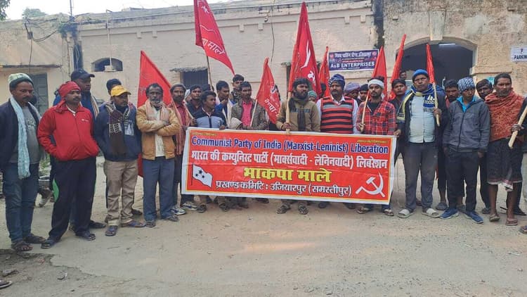 Samastipur News:टोटो चालकों ने स्टेशन अधीक्षक के समक्ष किया प्रदर्शन