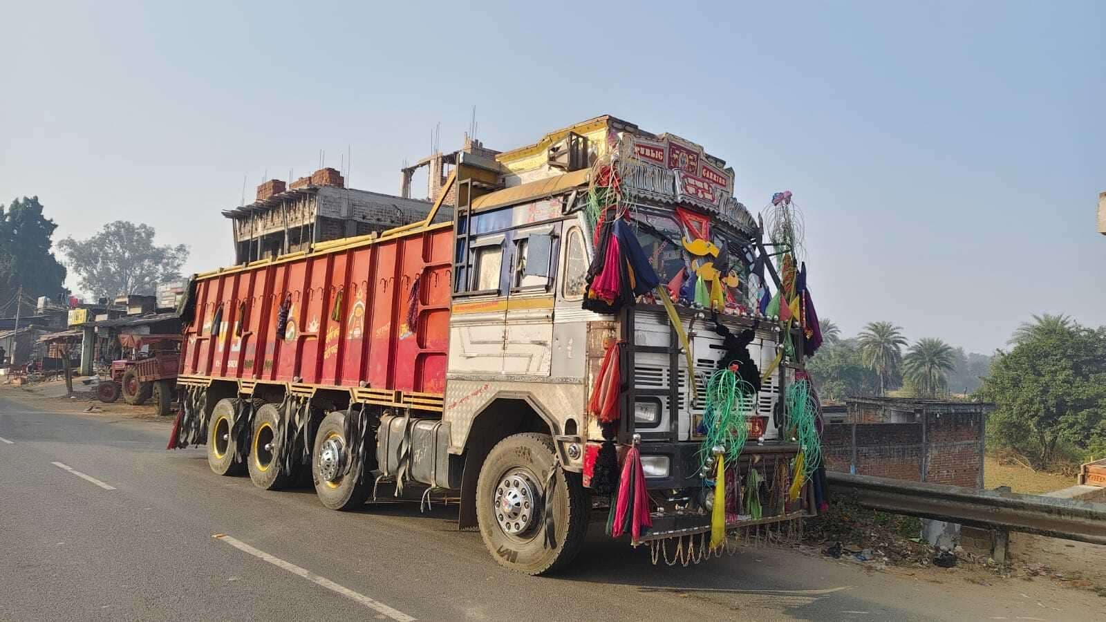 गिट्टी लोड ट्रक को पुलिस ने किया जब्त