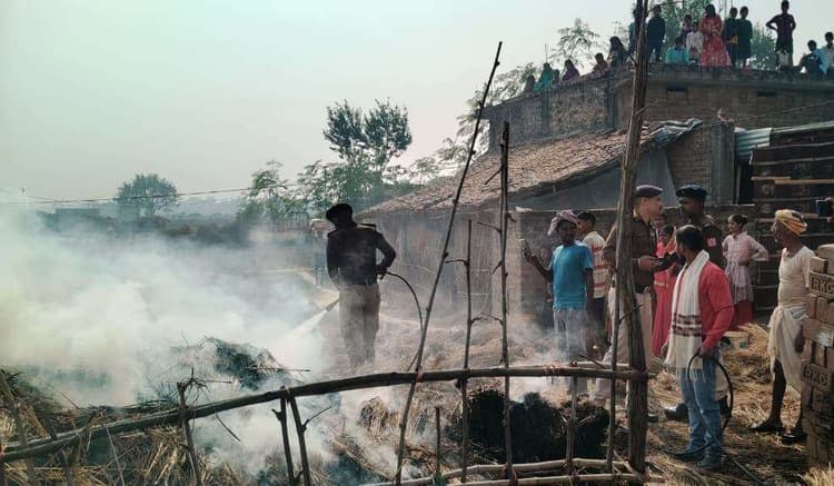 फूस की झोपड़ी में लगी आग, सामान सहित नगदी जलकर राख