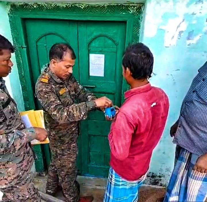 फरार आरोपी के घर चिपकाया इश्तिहार