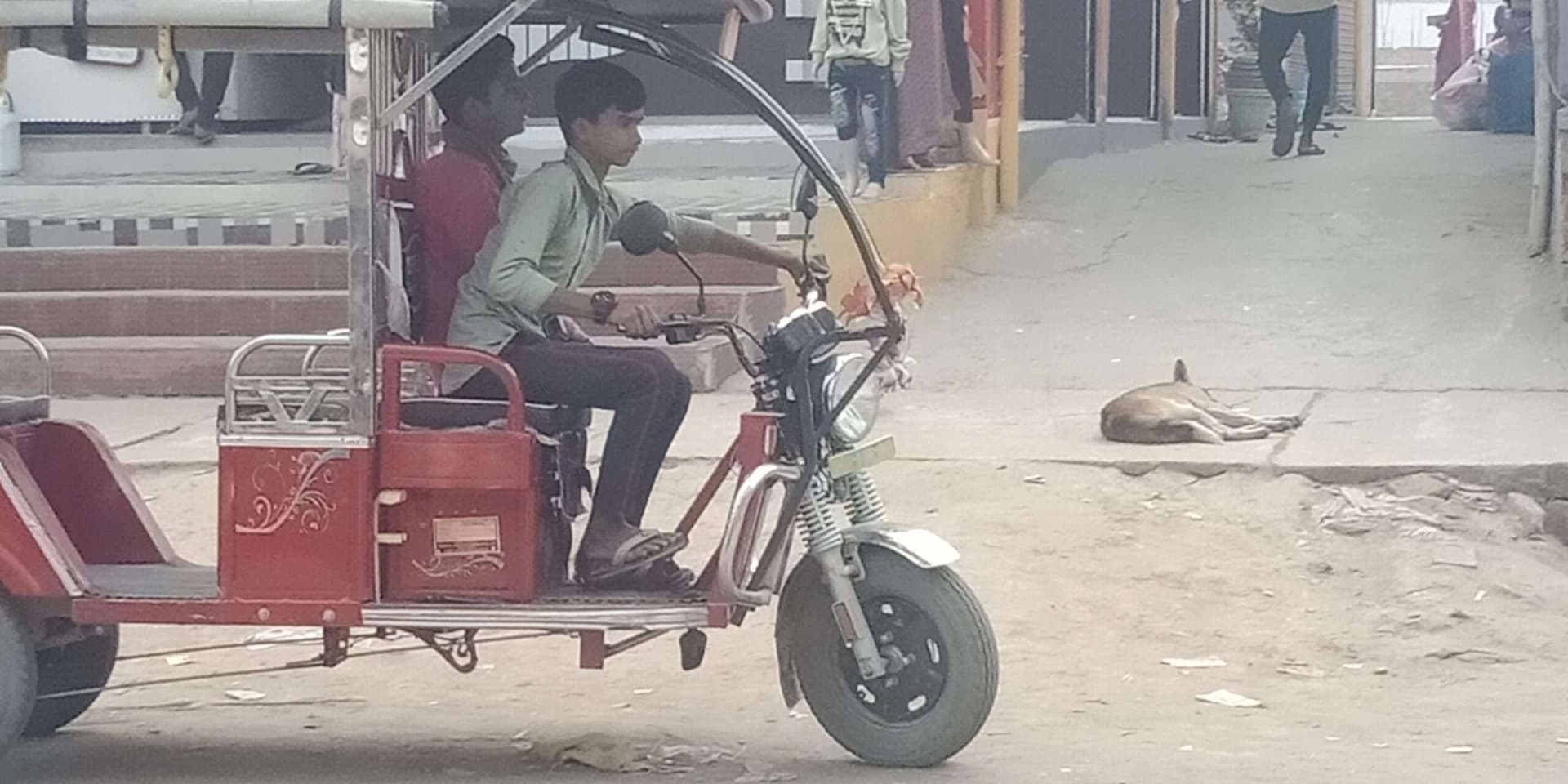 sasaram News : नाबालिगों के हाथों इ-रिक्शे की स्टेयरिंग, बढ़ रहा हादसों का ग्राफ