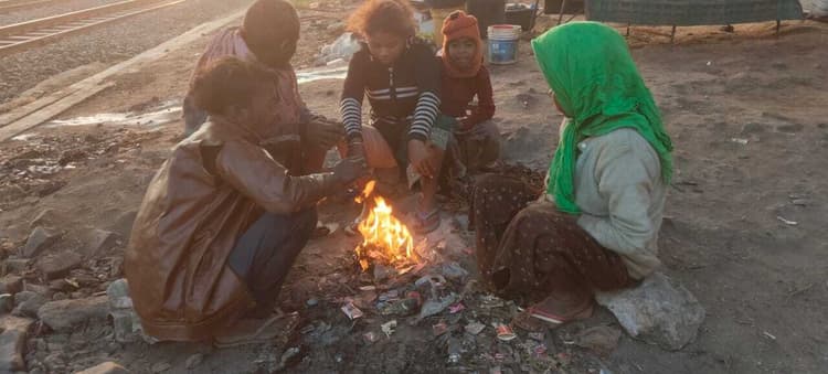 Chaibasa News : ठंड में ठिठुर रहे लोग, न कंबल मिला, न अलाव