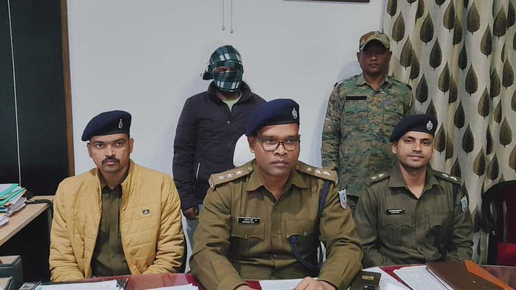 Chaibasa News : रिटायर बैंककर्मी से ठगी मामले में दूसरा साइबर ठग पाकुड़ से गिरफ्तार