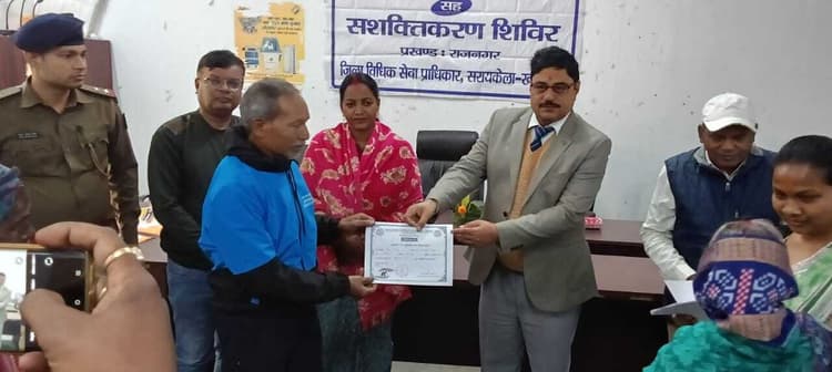 Seraikela Kharsawan News : डायन प्रथा उन्मूलन को आगे आयें ग्रामीण : जिला जज