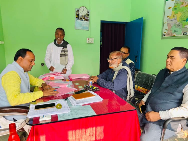 फुलवरिया में 95 लोन और बिजली बिल बकायेदारों को सीओ ने थमाया नोटिस