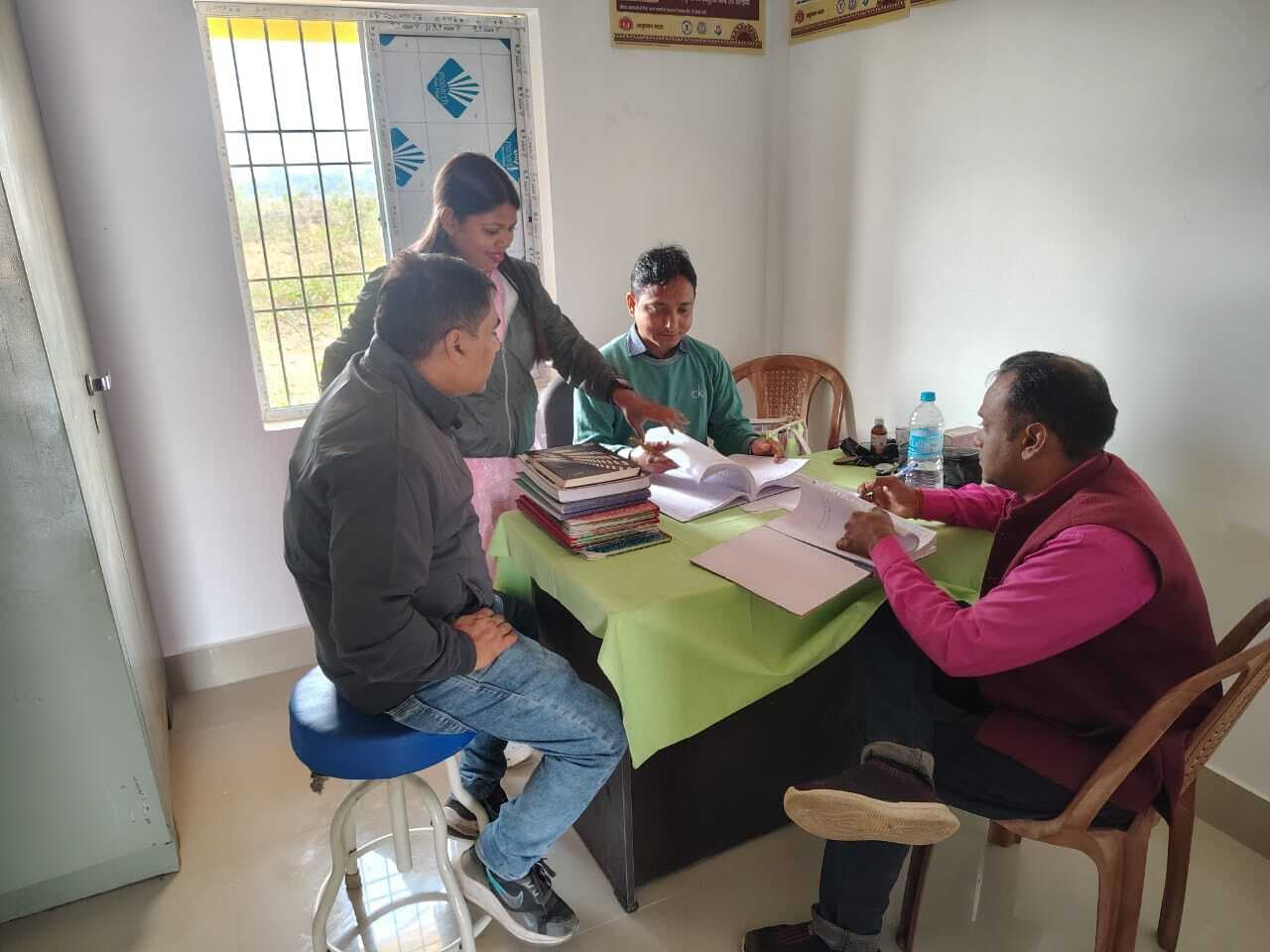 चिकित्सकों की टीम ने स्वास्थ्य उपकेंद्रों का लिया जायजा