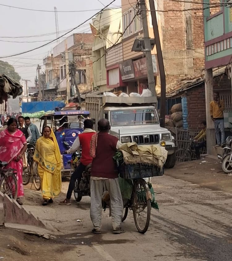 Samastipur News:बिथान बाजार में अतिक्रमणकारी निगल गये 10 फुट सड़क