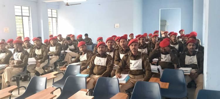 पुलिस निरीक्षक ने नवनियुक्त प्रशिक्षुओं को पुलिसिंग का पढ़ाया पाठ