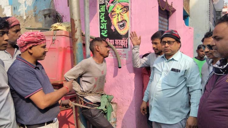 दुकानदार ने चोर को रंगे हाथ पकड़ा, किया पुलिस के हवाले