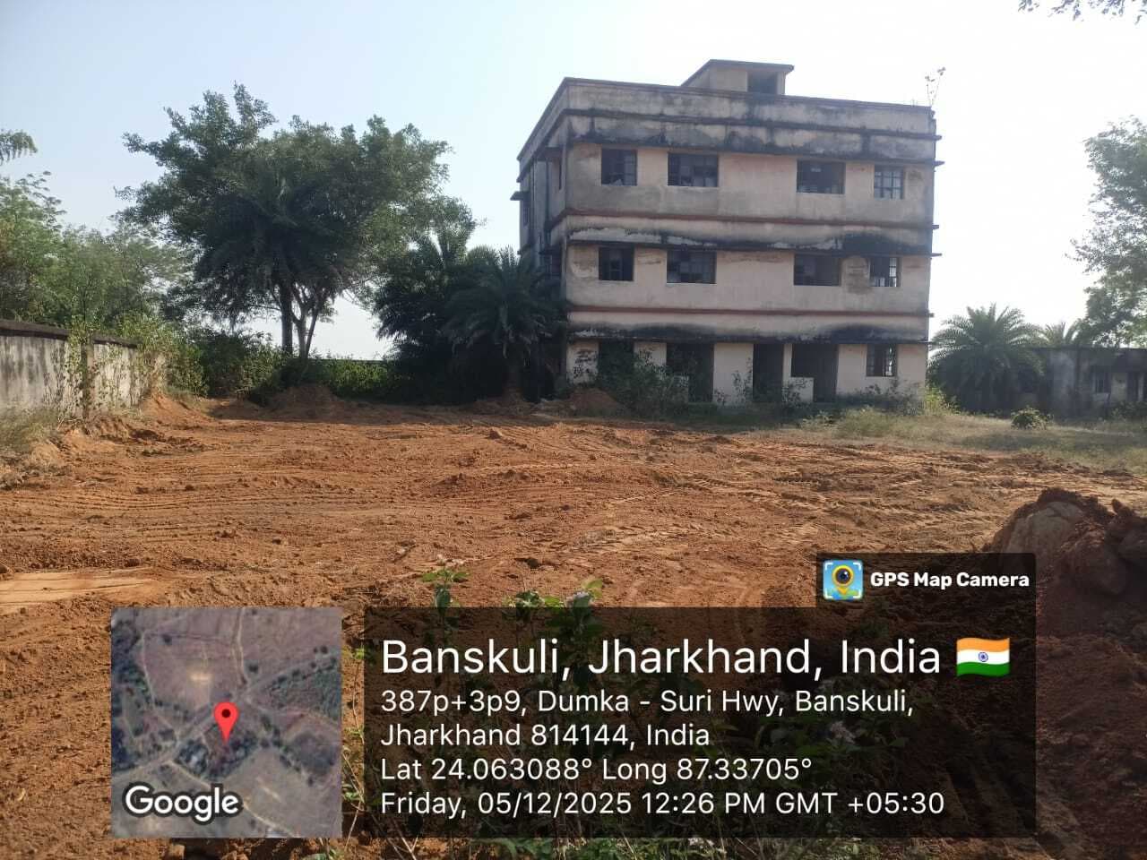 पीएचसी परिसर में खोदे गये गड्ढे संवेदक ने किया बंद