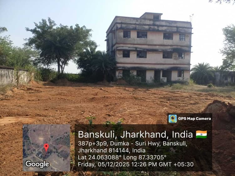 पीएचसी परिसर में खोदे गये गड्ढे संवेदक ने किया बंद