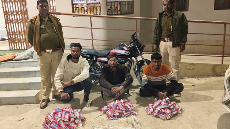 अलग-अलग जगहों पर कार्रवाई में 56  लीटर शराब के सात तस्कर गिरफ्तार