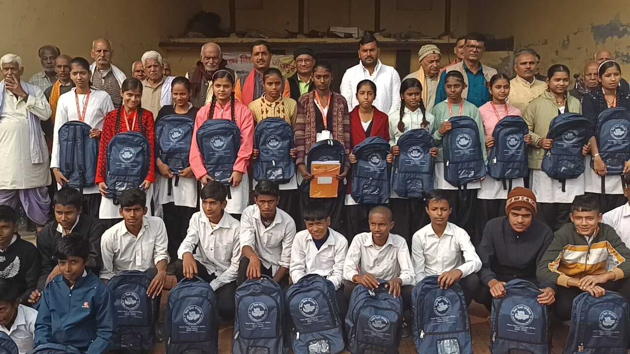 जैतपुर प्लस टू उच्च विद्यालय में बैग व उत्तर पुस्तिका वितरण