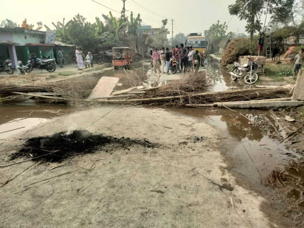 Samastipur News:सड़क जाम कर परोरिया के लोगों ने जताया विरोध