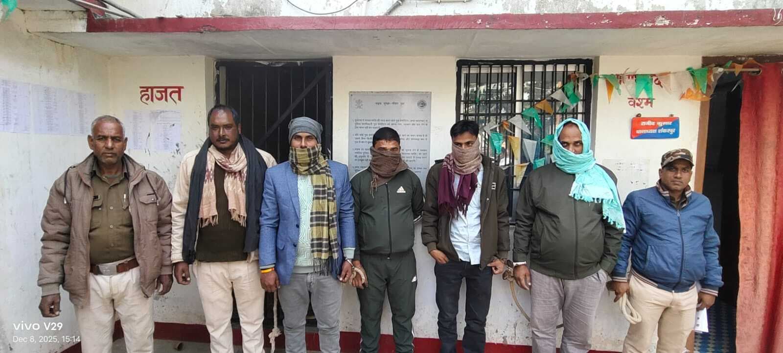 स्कार्पियो से 2.25 लीटर शराब बरामद, चार युवक गिरफ्तार