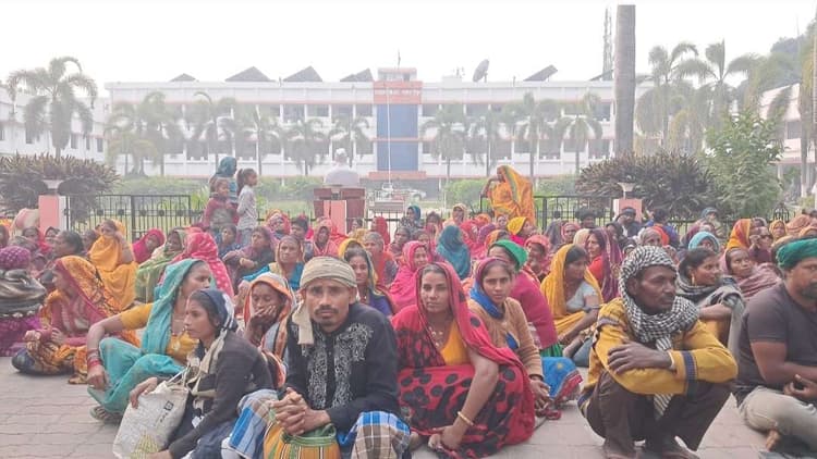 Samastipur News:अतिक्रमण के खिलाफ कार्रवाई की जद में आए लाेगों ने समाहरणालय में दिया धरना