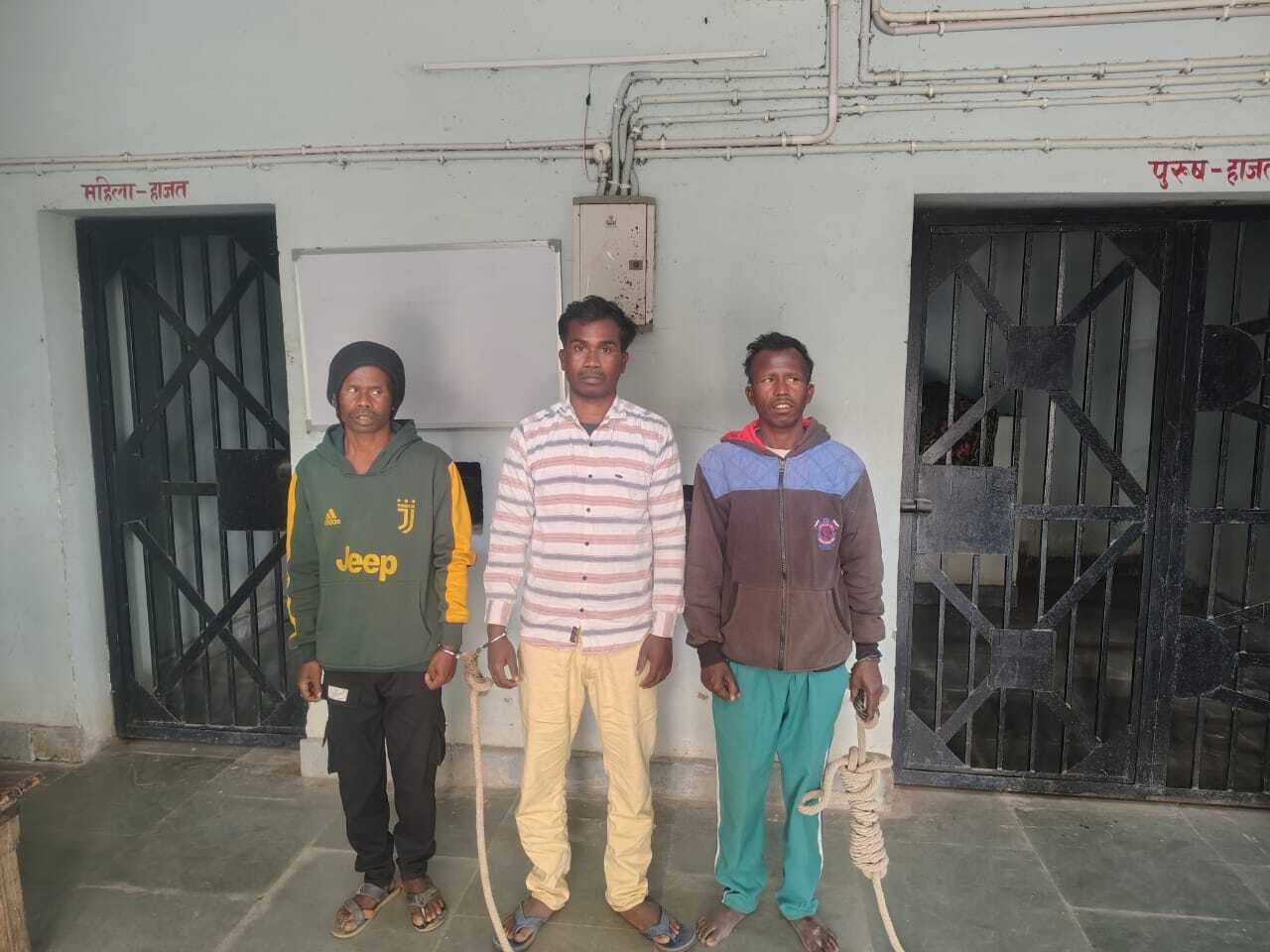 तीन वारंटियों को किया गिरफ्तार