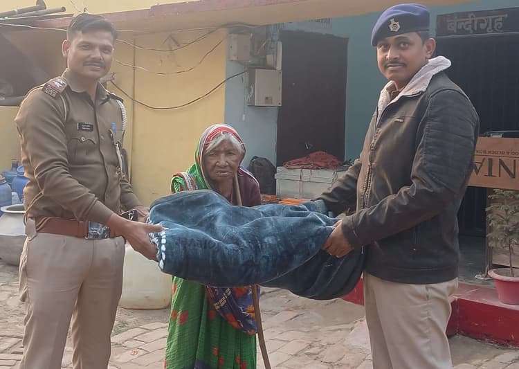 पुलिस पदाधिकारी ने किया कंबल वितरण