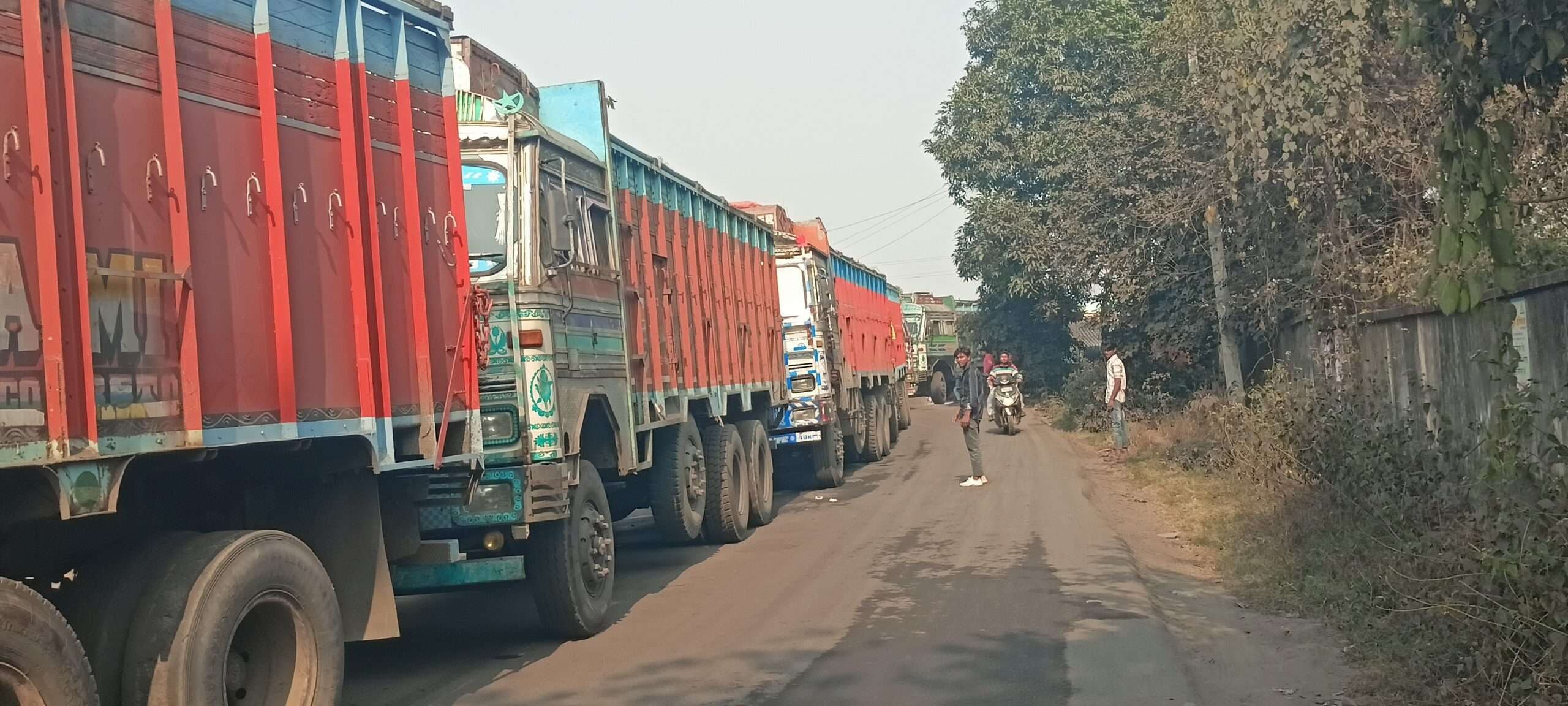 चितरा : कांटा कराने की होड़ में लगा वाहनों का कतार