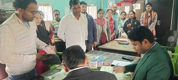 बिरंची मंडल उच्च माध्यमिक विद्यालय में घटिया कंप्यूटर व बेंच-डेस्क देख बिफरे एसडीएम