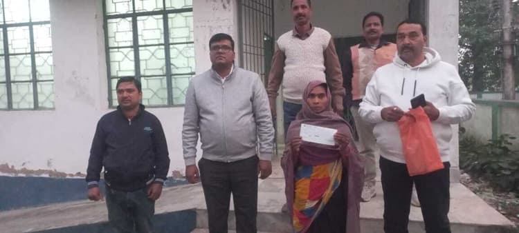 अग्नि पीड़ित परिवार को सीओ ने दिया चेक व राहत समाग्री