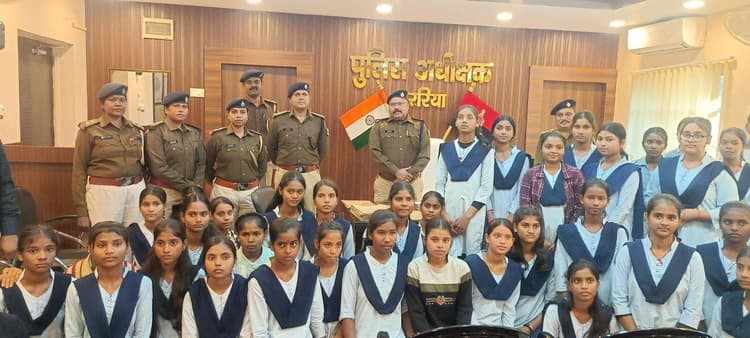 छात्राएं पुलिस की कार्यप्रणाली से हुईं अवगत