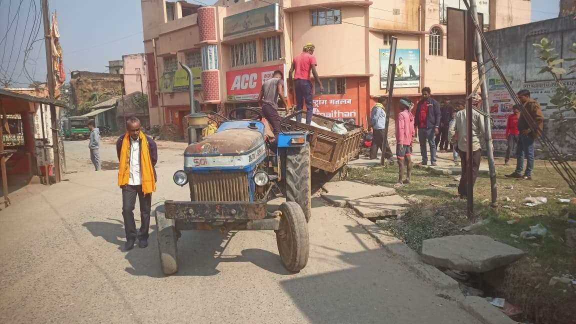 नाली में फंसा सीमेंट लदा ट्रैक्टर, क्षतिग्रस्त