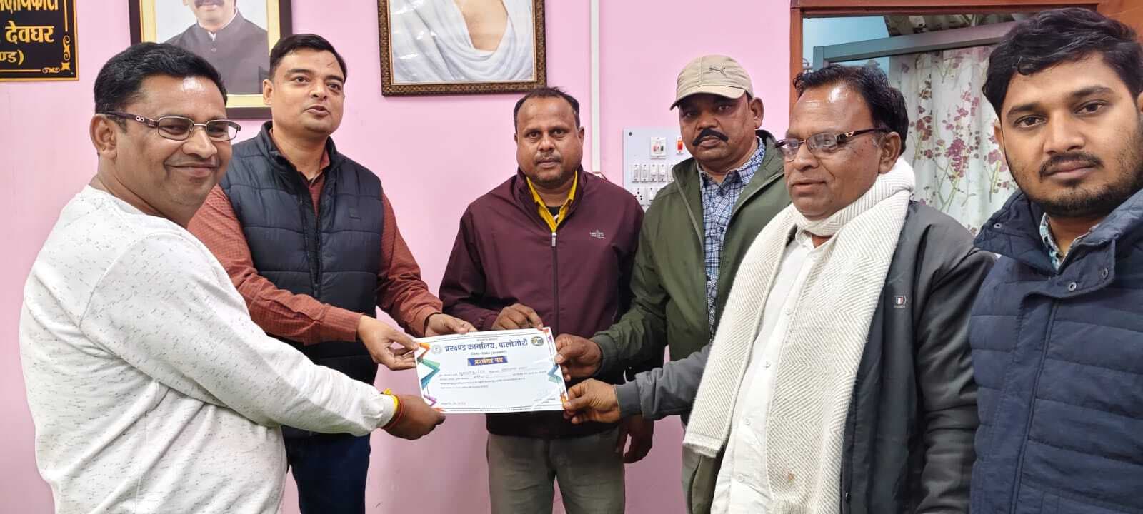 उत्कृष्ट कार्य के लिए पंचायत सचिव हुए सम्मानित