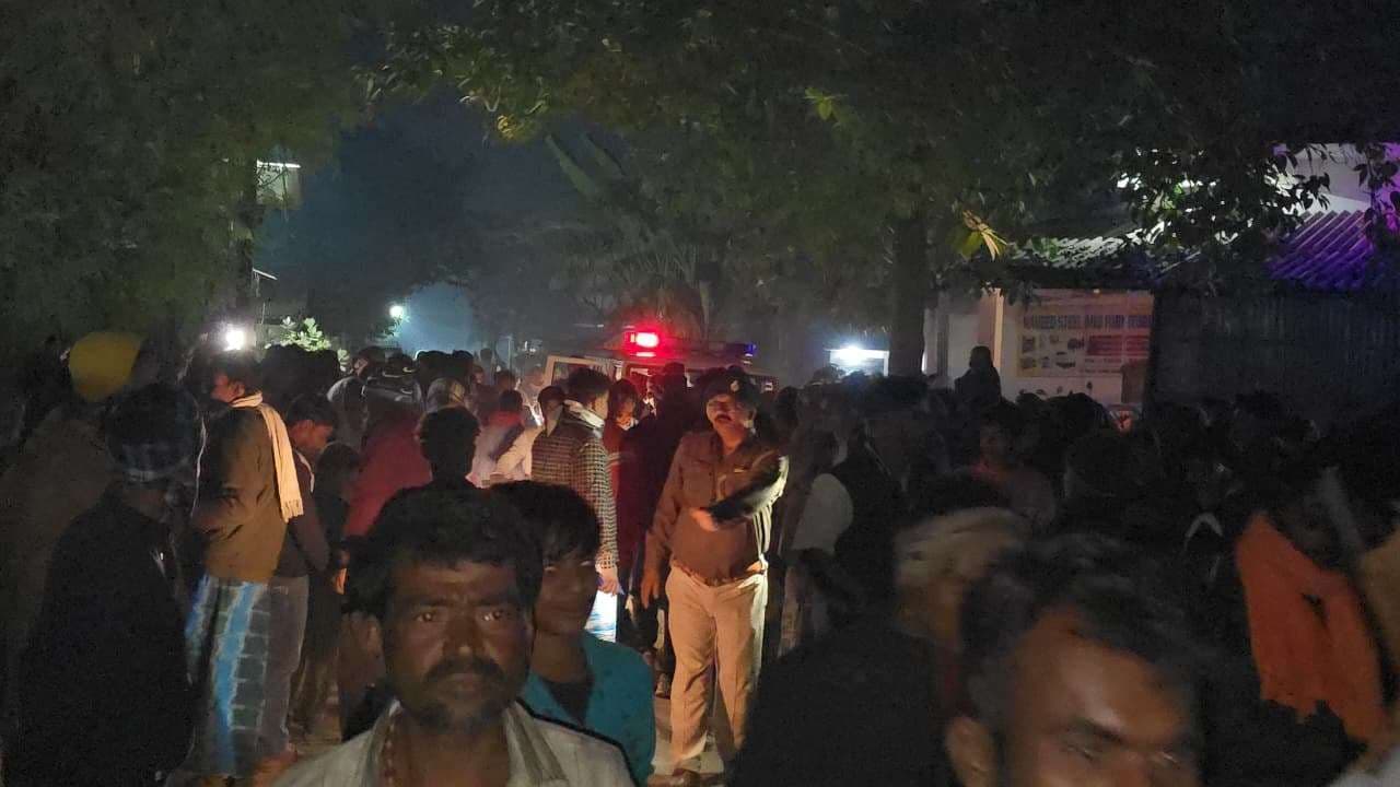 कोढ़ा में सड़क हादसा: ट्रक की टक्कर से बाइक सवार महिला की मौत